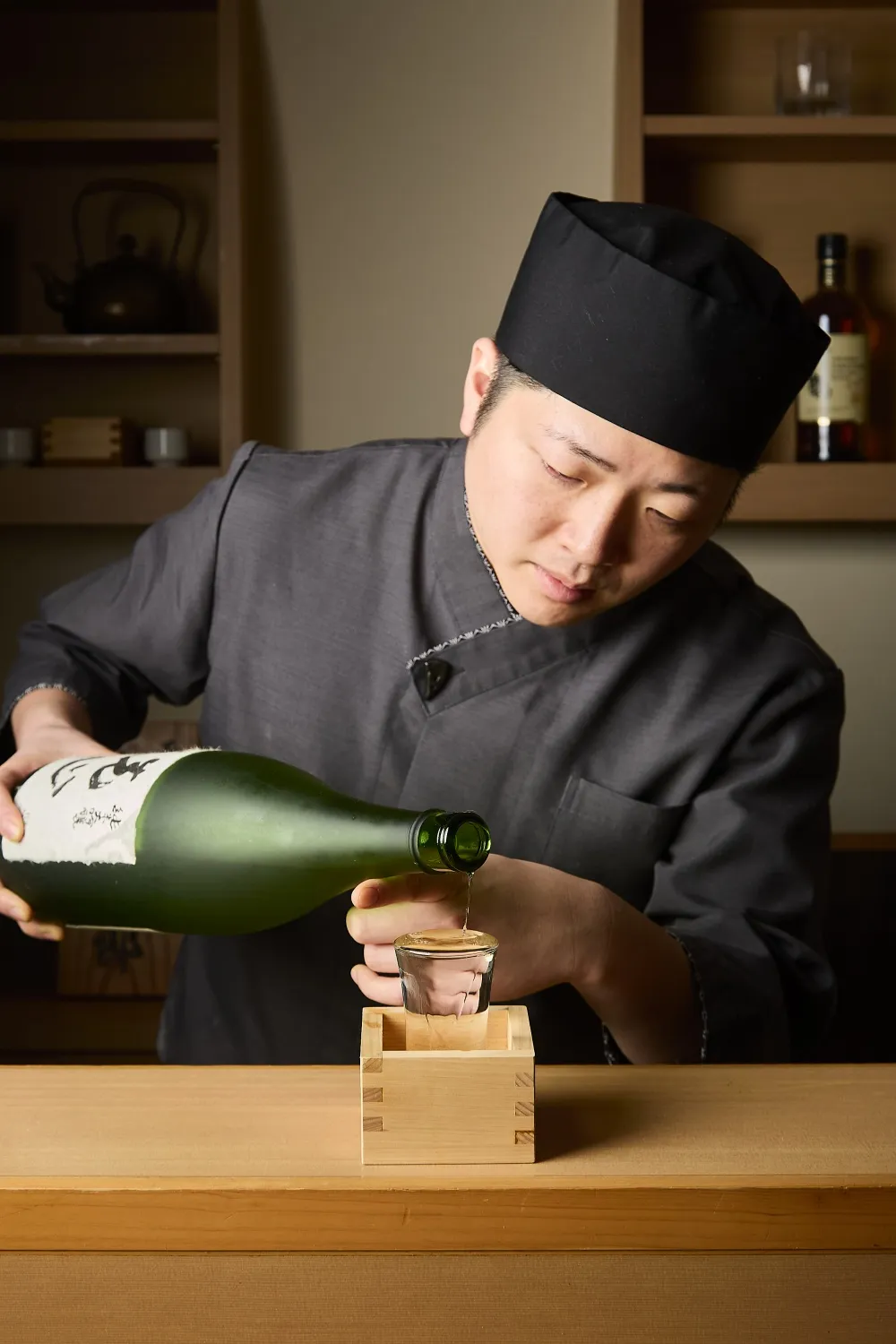 モリタ雲丹五郎で日本酒を注ぐ料理人